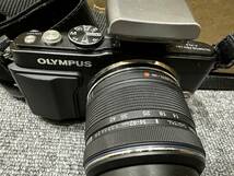 【JV5823】OLYMPUS オリンパス E-PL5 カメラ 充電器 フィルムキャップ付き ミラーレス一眼 PEN Lite 撮影機器 レンズ付き 保管品 現状品_画像2