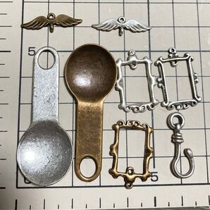 アクセサリーパーツ No.7 8個セット アクセサリーチャーム スプーン アンティーク風 額縁 羽 釣り フック