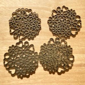 アクセサリーパーツ No.1お花チャーム 金古美 ビーズパーツ アクセサリーチャーム 手芸 チャーム
