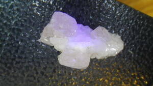 モゴック産のアパタイト結晶です（蛍光、母岩付き）。
