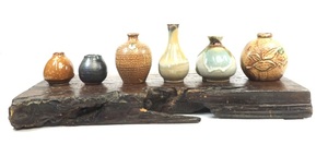 ビンテージ 焼き物の小花瓶6点と一枚板の天然木飾り台セット 木製台座 花台 陶器 民芸品 一輪挿し花瓶 1970〜1990年代 CKY512