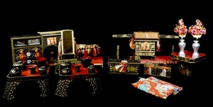 Art hand Auction Набор винтажной деревянной кукольной посуды периода Тайсё, 29 предметов, микоси несет посуду, повозка с волами, императорская карета, паланкин, стол на ножках-бабочках, комод, туалетный столик, лаковые изделия, ручная роспись маки-э, 1920-е годы CKY512, античный, коллекция, разные товары, другие