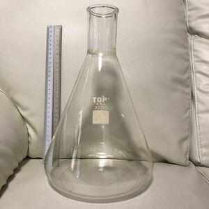 三角フラスコ　3リットル容量　top 古い ガラス瓶 レトロ中古品　化学実験用ガラス器具　大きな三角フラスコです