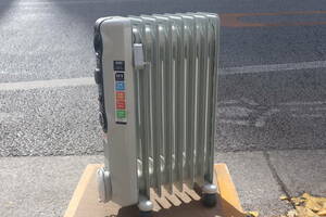 【美品】東京【直接引き取り可能】オイルヒーター/DeLonghi デロンギ HJ0812 オイルヒーター 8枚フィン 8～10畳用 暖房機器　着払い