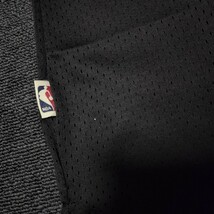シカゴ・ブルズ　NBA　JORDAN選手　バスケットシャツ　ゲームシャツ　1997−98　バスケットユニフォーム　ブラック　刺繍　サイズL_画像4