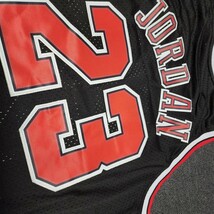シカゴ・ブルズ　NBA　JORDAN選手　バスケットシャツ　ゲームシャツ　1997−98　バスケットユニフォーム　ブラック　刺繍　サイズL_画像5