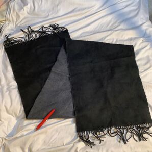 マフラー ストール 幅41長169cm 500円超10%商品オマケ タグ無素材不明 A面濃灰色格子柄 B面黒(フォーマル可?) 黒面特に毛玉有