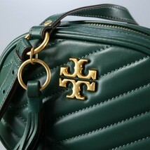 MF8294*トリーバーチ TORY BURCH*KIRA キラ シェブロン スモールカメラバッグ*チェーンショルダーバッグ*キルティングレザー*グリーン_画像4