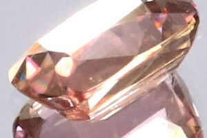 天然 バイオレット ダイアスポア 1.54ct ☆色調の異なる貴重石の輝き★彡「最強の守護石!?」 VS ルース 7.72x6.4mm | 鑑別済みロット