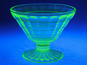 dm7m ウランガラス ブロック オプティック デプレッション ガラス コーン型シャーベット アイスカップ