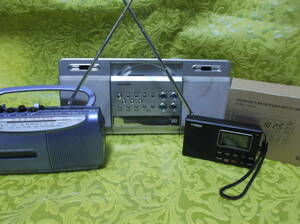 DSPラジオ（元箱入り　取説　未使用のステレオイヤホン　これは綺麗）　CDラジオ　ラジカセ　まとめて３台の出品　ジャンク扱いにて
