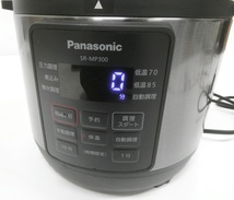 02 69-584190-12 [Y] Panasonic パナソニック SR-MP300-K 電気圧力鍋 電気調理器 キッチン家電 鍋 2019年製 箱 説明書 他 おまけ付き 旭69_画像2