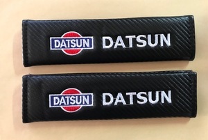 DATSUN　ダットサンロゴ刺繍カーボン調シートベルトパッド　送料無料　ヨンメリ　ハコスカ　S30　ダットラ　510ブル　ローレル　サニー
