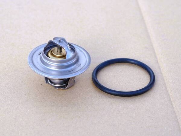 サーモスタット 87℃・Oリング付き*Audi A3(8L/8P) /TT(8N) / VW Golf4/Newbeetle/BORA など*050121113C相当【社外新品】