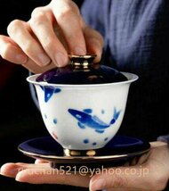 ★極美品★景徳鎮の手は蓋碗の錦鯉を描いてお茶の碗の青い釉の白い磁器のお茶の杯を浸します_画像1