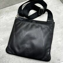 1円 ■美品■ ロエベ LOEWE メンズ アナグラム ショルダーバッグ サコッシュ ボディ 斜め掛け ビジネス ナッパレザー 本革 黒 現行品_画像1