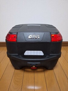 GIVI(ジビ) バイク用 リアボックス モノロック 33L ATLASシリーズ B33NM レッドレンズ　リアボックス用バックレスト E130 B33用