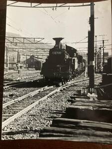 昭和鉄道写真：中央東線.甲府駅構内の入換機C12 200[甲府]。昭和33年11月16日撮影。14.7×11.1㎝。