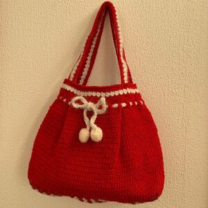 赤いクロッシェバッグ　クリスマスカラー　ハンドメイド　手編み　かぎ針編み　クリスマスのお出かけに