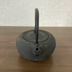 南部鉄器 南部鉄瓶 在銘 〇山 鉄瓶 鉄器 霰模様 あられ模様 レトロ 昭和レトロ 工芸品 金属工芸 アンティーク 重量1405g 12 ス 4761