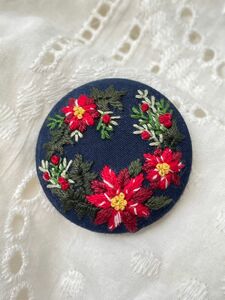 刺繍ブローチ ハンドメイド刺繍 ハンドメイド くるみボタン 【ポインセチアのリース】