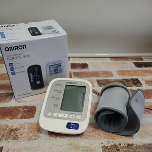 オムロン OMRON 腕式血圧計 血圧計　HEM-7220　22年製【60サイズ】