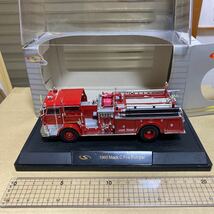 SIGNATURE モデル　ミニカー　1960 Mack C Fire Pumper 送料510円_画像1