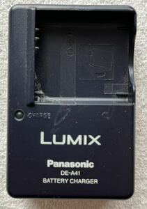 LUMIX Panasonic DE-A41 BATTERY CHARGER 定格入力：AC 100V-240V 50/60Hz入力容量：15VA 定格出力 : DC4.2V 0.8A