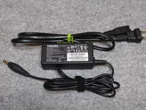 中古ACアダプター 東芝 PA3822U-1ACA 19V 2.37A 丸ピン 5.5mmx2.5mm A113-099d_画像1