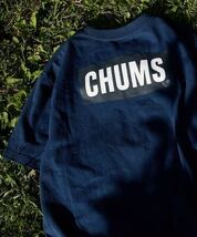 CHUMS×FREAK'S STORE/チャムス 別注 ブービーバード ワンポイントCロゴ バックプリント クルーネッ Tシャツ　紺M_画像1