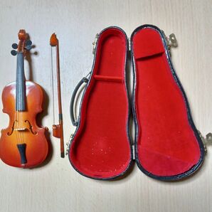 ミニチュアバイオリン骨董コレクション注目！バイオリンケースもついて断然お得。他サイトにも出品、またまた値下げ1800円！