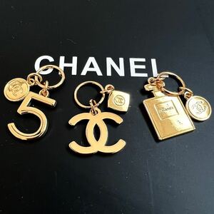 再値下げ！ 新品未使用 シャネル CHANEL チャーム 3個セット ロゴ ゴールド 2023 ホリデー限定 アクセサリー クリスマス 