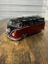 Jada toys 1/24 1962 フォルクスワーゲン バス キャンディレッド×ブラック ミニカー VOLKSWAGEN 中古品_画像1