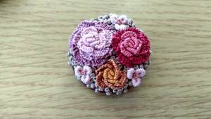 薔薇　刺繍ブローチ2