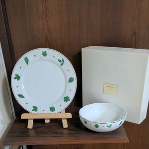 ナルミチャイナ　大平皿/１枚と、サラダ鉢皿１枚　 プレート合計２枚セット　リーフ柄に金彩ライン 洋食器　未使用品