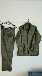 【中古】【美品】【送料無料】 陸上自衛隊 OD作業服 戦闘服 上下 セット サイズ２号(M〜Lサイズ) / 【オマケ付き】小型 図嚢 ずのう