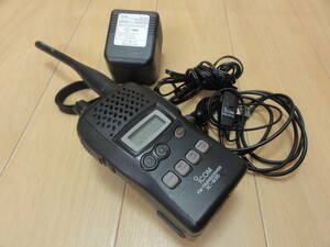 【美品】ICOM アイコム 430Mhzハンディ IC-S35 充電アダプター 充電池 純正タイピンマイク付　..