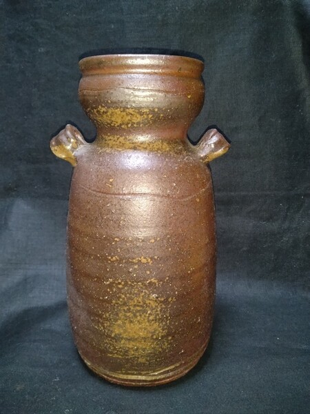 お薦め(送料込み)!!備前焼 耳付き花器 花入(高さ24cm 口径9cm 底面径11cm) 送料は無料です