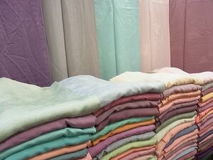 平和屋-こころ店■1円 色無地 まとめて100点 向かい鶴 蝶 風景 松竹梅 薔薇 刺繍 吉祥柄 紋意匠 地紋 未使用品あり 全て正絹 hi1006