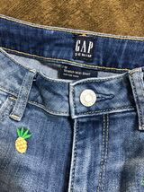 GAP DENIM／デニムショートパンツ、ジーンズ、ズボン／サイズ12、150相当／パイナップルの刺繍入り_画像2