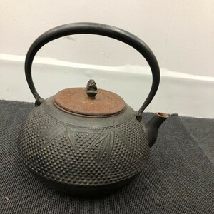 J213-K44-3179 在銘 合文堂？ 鉄器 鉄瓶 金属工芸 古美術 骨董品 アンティーク 茶道具 鉄急須 重量約2.0kg 約高さ11×幅20cm ③