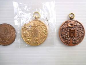２点 玉鉾書院 鳳凰 「賞」メダル カン付き 2.8cm径　紙箱　古品