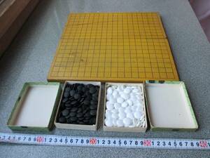 囲碁　碁石　小さな碁石　白と黒の碁石のみの出品です　プラスチック製　中古品　キズ・スレ・汚れ有　先がかけている石も数個有　囲碁
