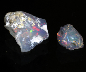 【激安】天然ファイアーオパール母岩付き原石他2Pcs 3.35ct 遊色きれい　エチオピア【540】