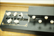 大正琴 琴 ケース付 現状品 日本楽器 和楽器 琴 弦楽器 ケース ピック アンティーク AE410 _画像3