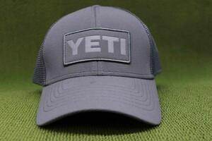 新品レア YETI COOLERS イエティ クーラー メッシュ キャップ 帽子 メッシュ 灰 グレイ GREYOUT 管理0503nskm