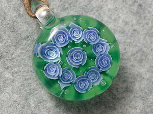 aozora* handmade glass tonbodama * ice middle flower rose flat sphere ( flower : blue, background : green )*1392