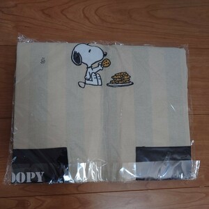 新品★エプロン★スヌーピー★フリーサイズ★モノトーン　ストライプ★peanuts★SNOOPY★保育士★看護師★先生★幼稚園