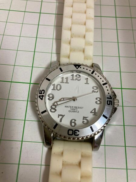 激安！シンプルなラバーベルトの腕時計！
