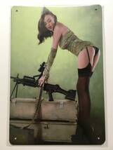 ブリキ看板20×30cm ミリタリー SEXYガール2 マシンガン アメリカンガレージ看板 インテリア・アンティーク雑貨★TINサイン★_画像1